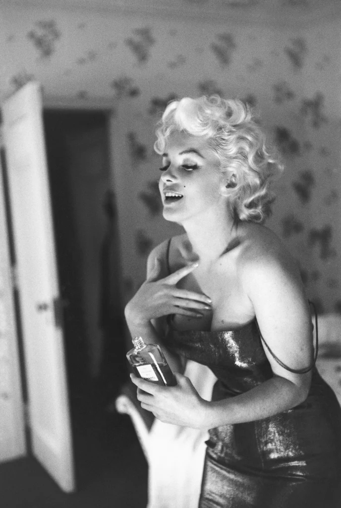 Marilyn Monroe i perfumy Chanel No. 5 © Ed Feingersh/Michael Ochs Archives/Getty Images