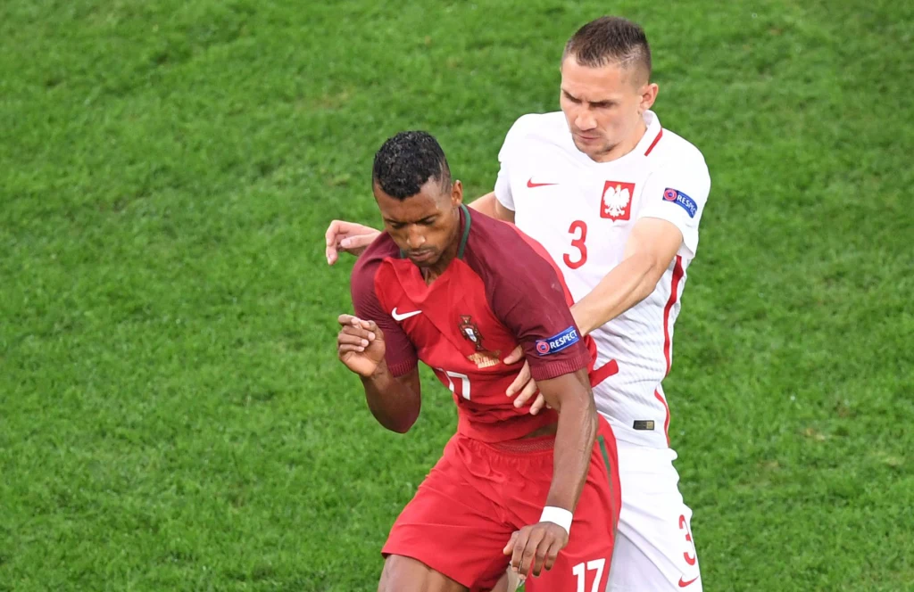 Artur Jędrzejczyk (z prawej) kontra Portugalczyk Nani na Euro 2016 Artur Jędrzejczyk (z prawej) kontra Portugalczyk Nani na Euro 2016