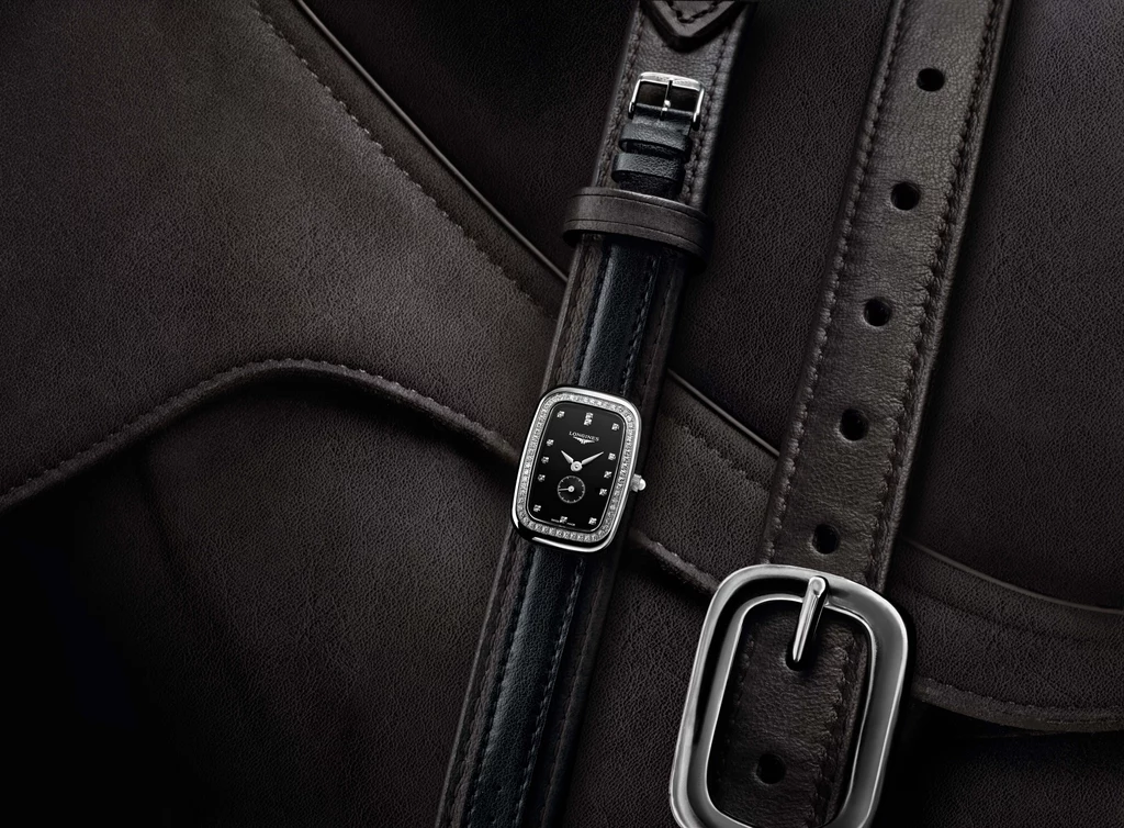 Longines celebruje w ten sposób elegancję jeźdźca w siodle. Longines celebruje w ten sposób elegancję jeźdźca w siodle.