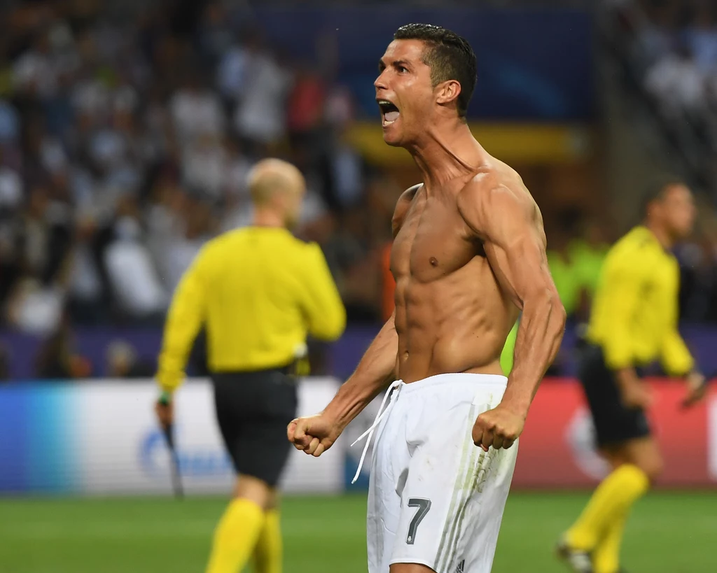 Jeśli odpowiedź padła: Christiano Ronaldo, to brawo! Tamto zdjęcie przedstawiało piłkarza w roku 2004, to jest z roku 2016. Trzeba przyznać, że 12 lat później jego ciało wygląda znacznie lepiej.