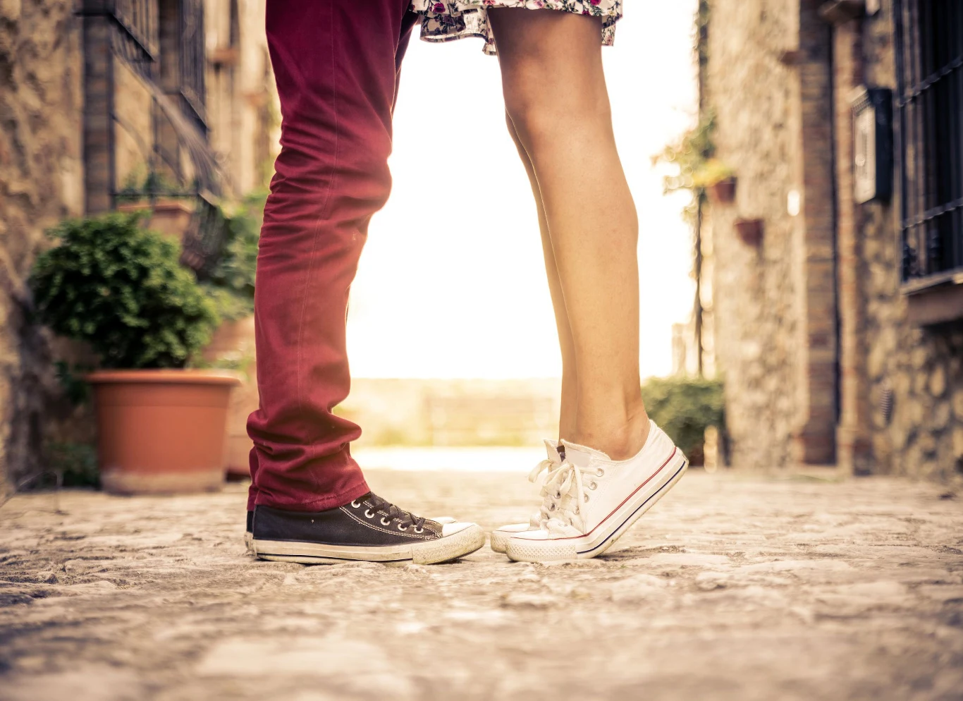 Związek asymetryczny jest wtedy, gdy jedna strona angażuje się w relację o wiele bardziej niż ta druga Związek asymetryczny jest wtedy, gdy jedna strona angażuje się w relację o wiele bardziej niż ta druga