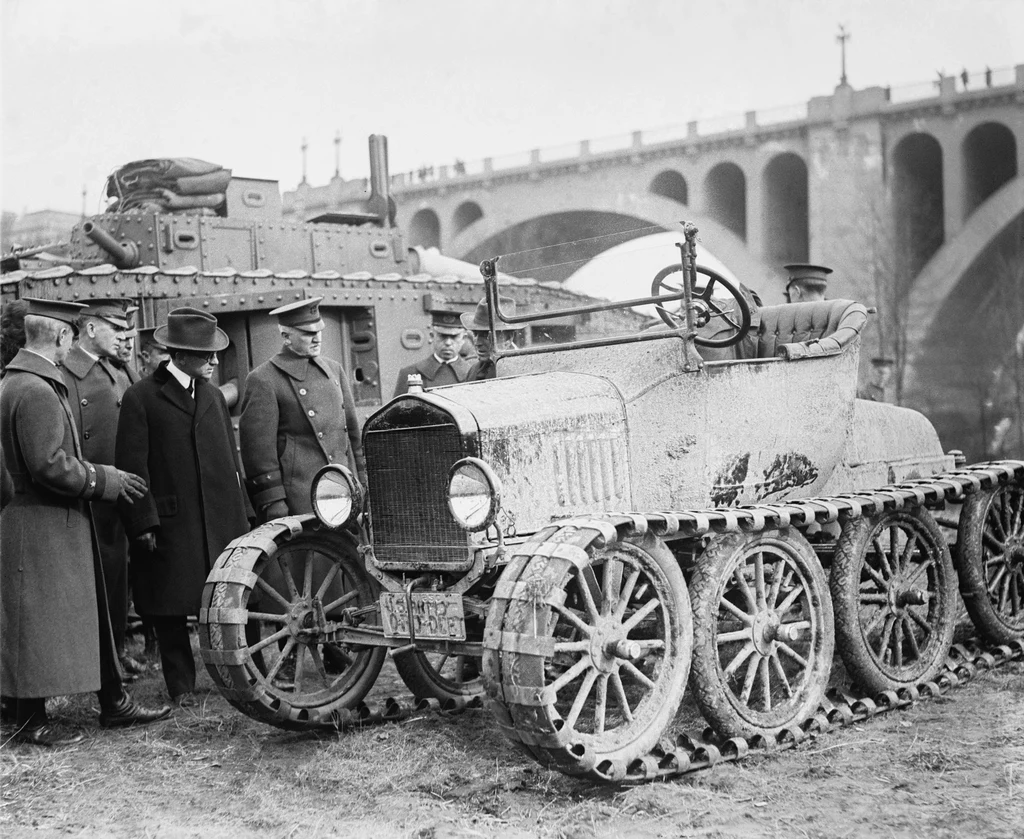 Henry Ford i wojskowi oficjele podczas inspekcji gąsienicowego prototypu