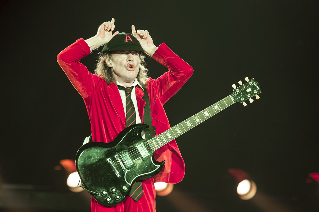 Liderem AC/DC jest Angus Young