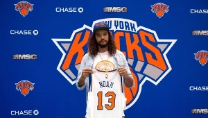 Joakim Noah z koszulką New York Knicks