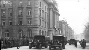 Defilada wojskowa na ulicach Krakowa. Widoczne ciężarówki Ursus A