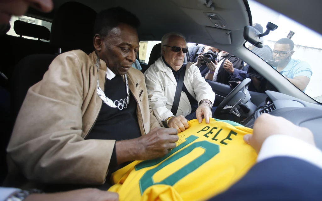 Pele wziął trzeci ślub. Wybranka ma 25 lat mniej od 75-letniego "Króla Futbolu" Pele wziął trzeci ślub. Wybranka ma 25 lat mniej od 75-letniego "Króla Futbolu"
