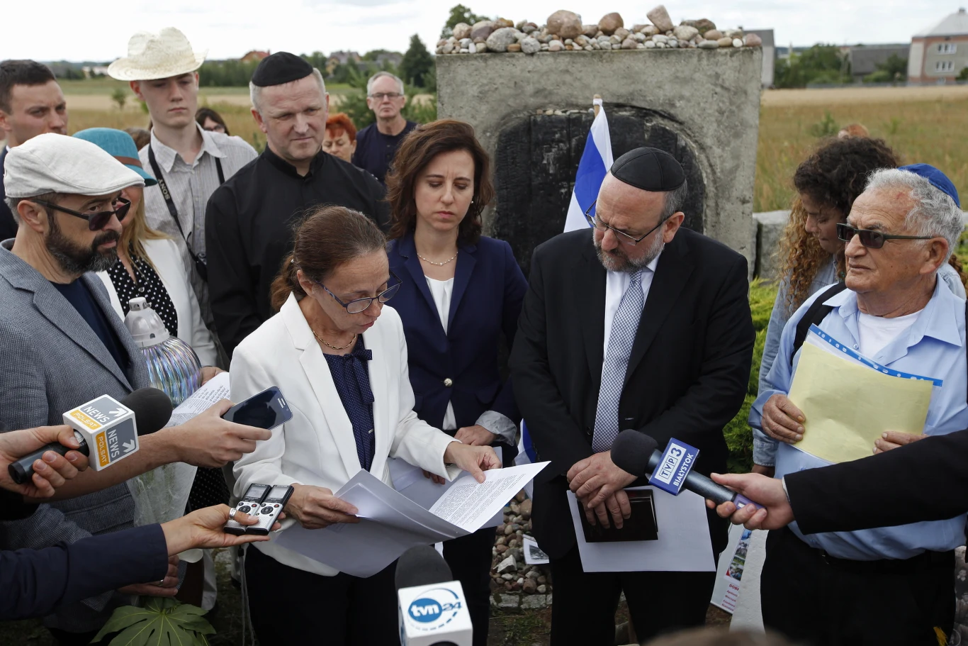 Naczelny rabin Polski Michael Schudrich (2P), współprzewodniczący Polskiej Rady Chrześcijan i Żydów Bogdan Białek (L), ksiądz Wojciech Lemański (2L-z tyłu), wiceambasador Izraela Ruth Cohen-Dar (2L-z przodu), przewodnicząca Gminy Wyznaniowej Żydowskiej w Warszawie Anna Chipczyńska (3L) oraz ocalony dzięki polskiej rodzinie Icchak Lewin (P), podczas uroczystości przy pomniku ku czci pomordowanych Żydów