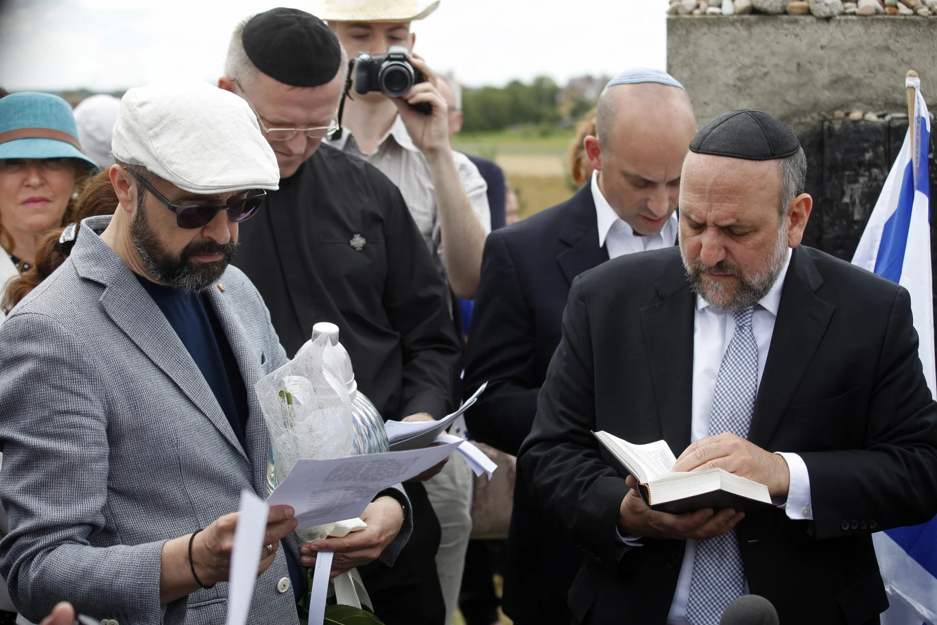 Naczelny rabin Polski Michael Schudrich (P), współprzewodniczący Polskiej Rady Chrześcijan i Żydów Bogdan Białek (L), ksiądz Wojciech Lemański (2L), dyrektor Anti-Defamation League Jonathan Greenblatt (2P), podczas uroczystości przy pomniku ku czci pomordowanych Żydów