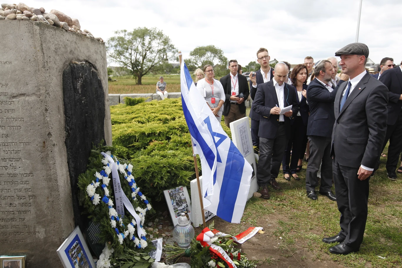 Podsekretarz stanu w Kancelarii Prezydenta RP Wojciech Kolarski (P), podczas uroczystości przy pomniku ku czci pomordowanych Żydów