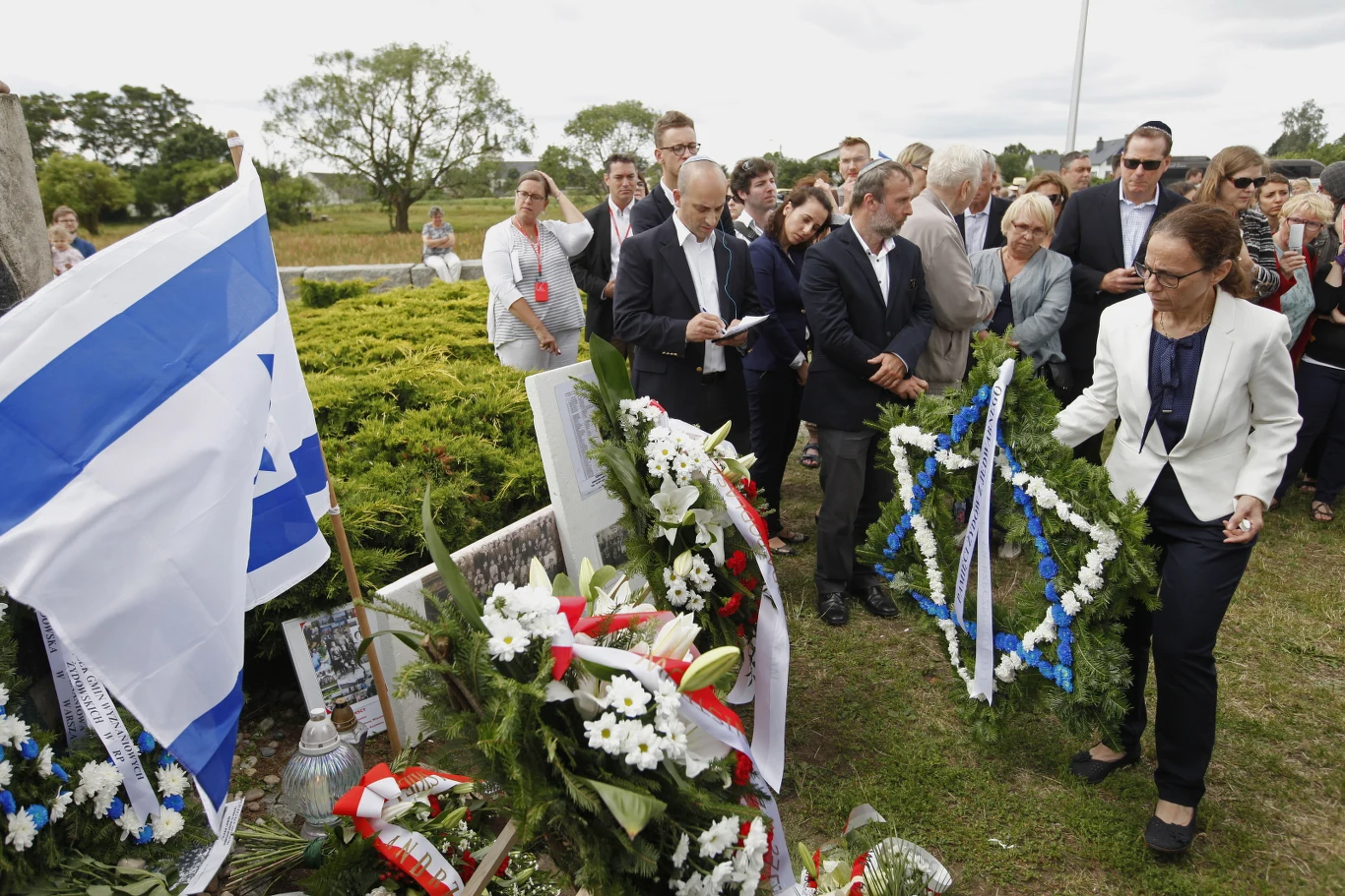 Wiceambasador Izraela Ruth Cohen-Dar (P) podczas uroczystości przy pomniku ku czci pomordowanych Żydów