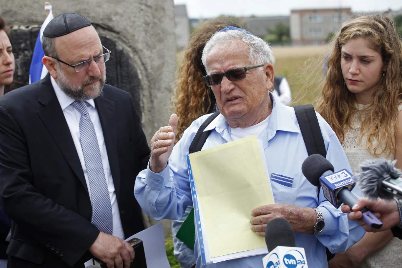 Naczelny rabin Polski Michael Schudrich (L) i ocalony dzięki polskiej rodzinie Icchak Lewin (C) podczas uroczystości przy pomniku ku czci pomordowanych Żydów