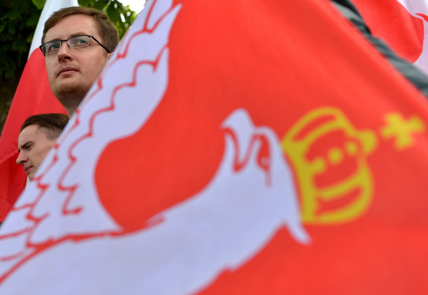 Prezes Ruchu Narodowego poseł Robert Winnicki (2L)