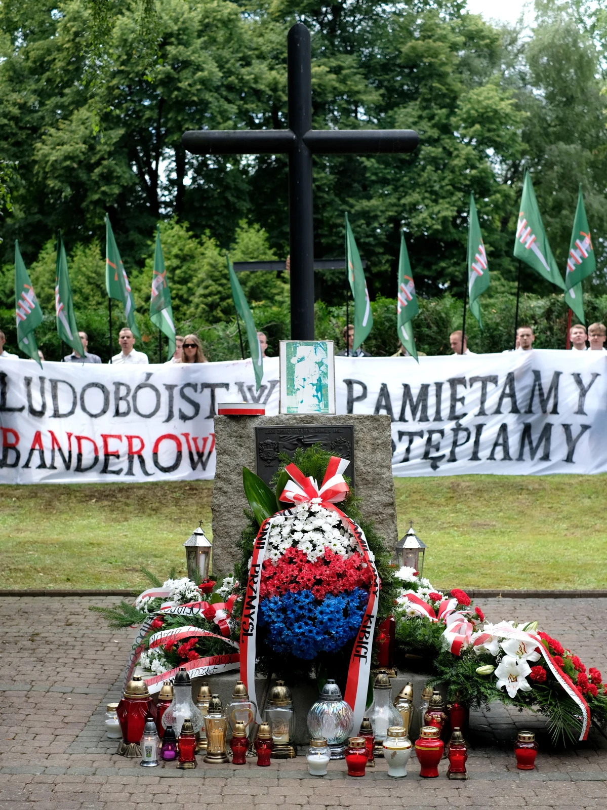 Wieńce przed pomnikiem upamiętniającym Polaków pomordowanych przez UPA latem 1943 roku