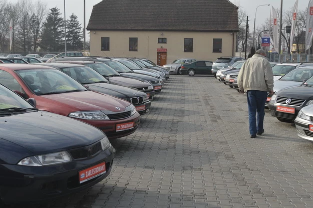 Poacy coraz chętniej kupują samochody. Bardzo stare samochody