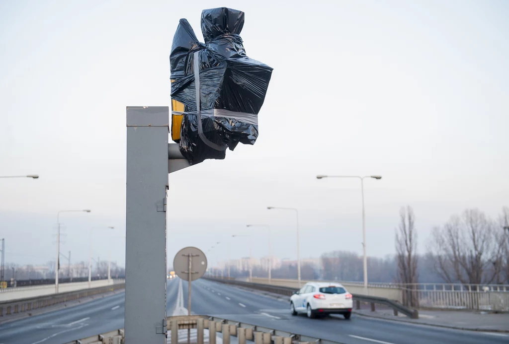 Zaklejony fotoradar - częsty widok na polskich drogach