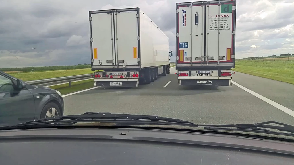 Wyprzedzające się tiry często tamują ruch na autostradach i drogach ekspresowych