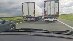 Wyprzedzające się tiry często tamują ruch na autostradach i drogach ekspresowych