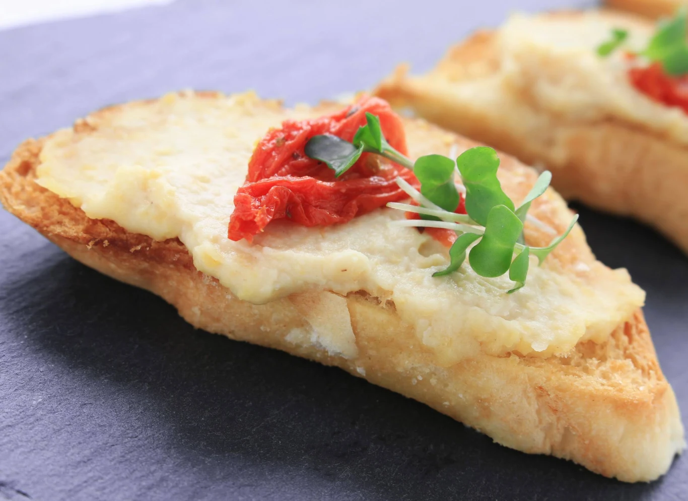 Pasta z grochu to jeden z ciekawszy sposobów na wykorzystanie tych strączków