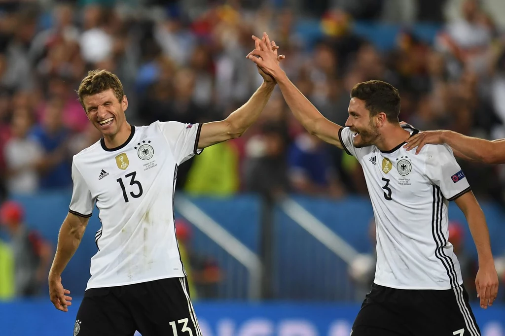 Jonas Hector (z prawej) po zwycięskim konkursie rzutów karnych w ćwierćfinale Euro 2016