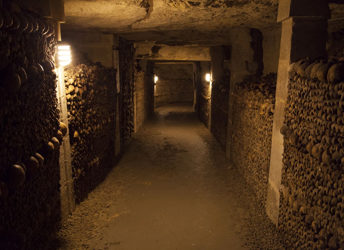 Paryskie katakumby mają aż 50 km mrocznych korytarzy, z czego tylko 2 km są otwarte dla turystów Paryskie katakumby mają aż 50 km mrocznych korytarzy, z czego tylko 2 km są otwarte dla turystów