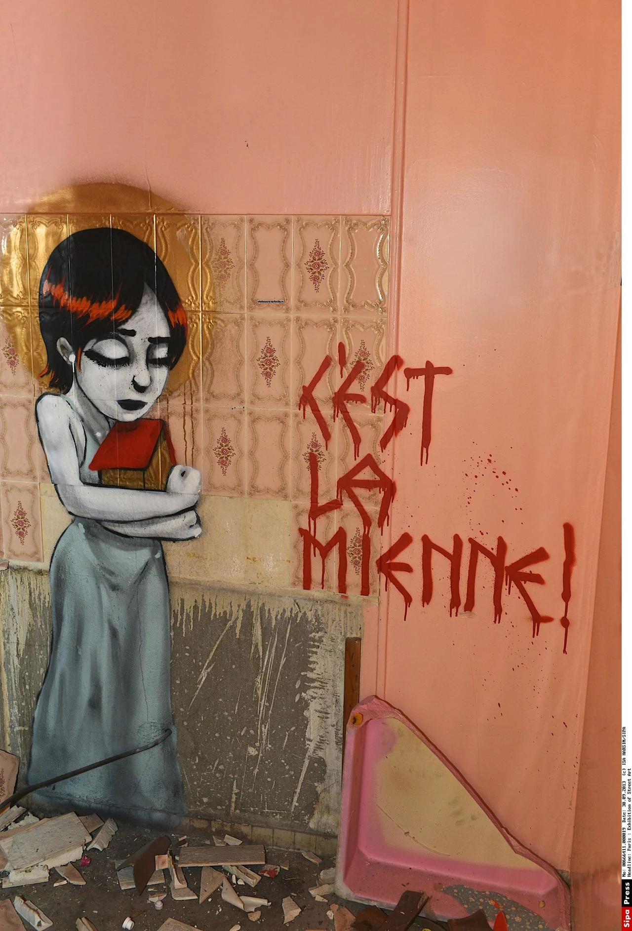 Graffiti na jednym z paryskich budynków Graffiti na jednym z paryskich budynków
