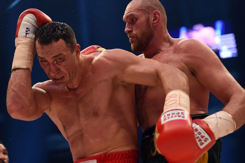 Władymir Kliczko (z lewej) i Tyson Fury Władymir Kliczko (z lewej) i Tyson Fury