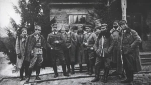 Rada Pułkowników Legionów Polskich. Na zdjęciu m.in. Władysław Belina-Prażmowski (czwarty z lewej) i Edward Rydz-Śmigły (trzeci z prawej) fot. Jagiellońska Biblioteka Cyfrowa