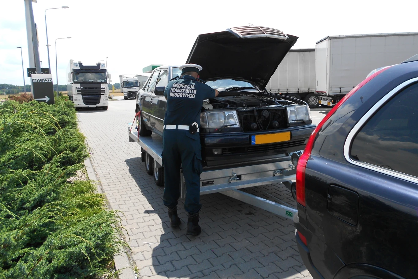 ... oraz laweta i Mercedes ... oraz laweta i Mercedes