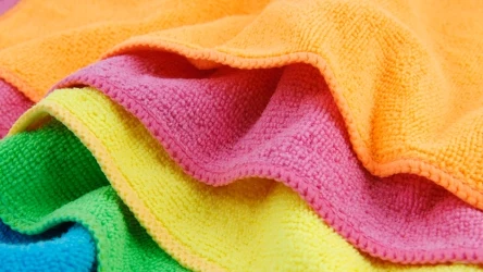 Ścierki z mikrofibry zajmują mało miejsca, a są z bardziej chłonne od tradycyjnych ręczników. Każdy kolor służy jednak do sprzątania innych powierzchni