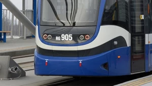 Ciało mężczyzny jest zaklinowane pod tramwajem (zdjęcie ilustracyjne)
