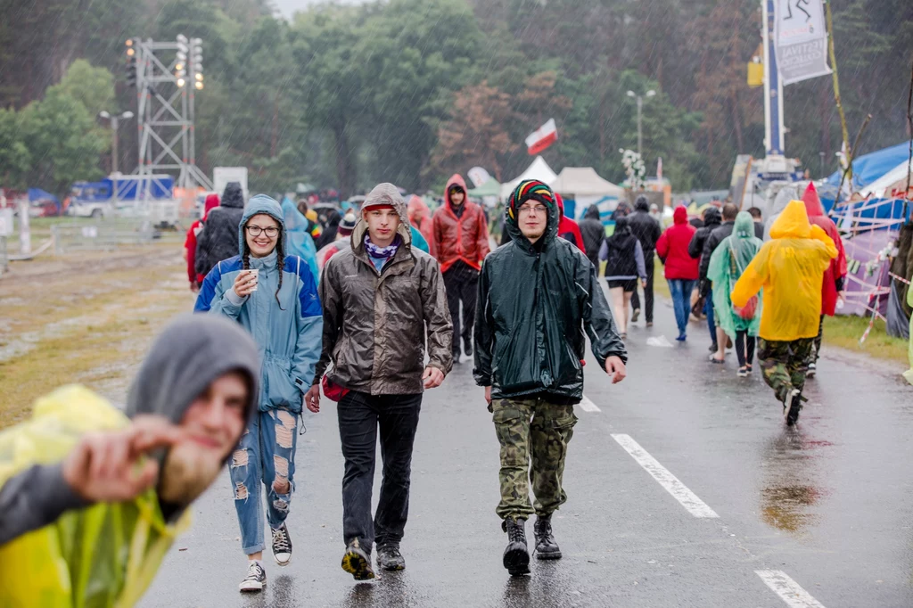 Deszczowa pogoda na Przystanku Woodstock