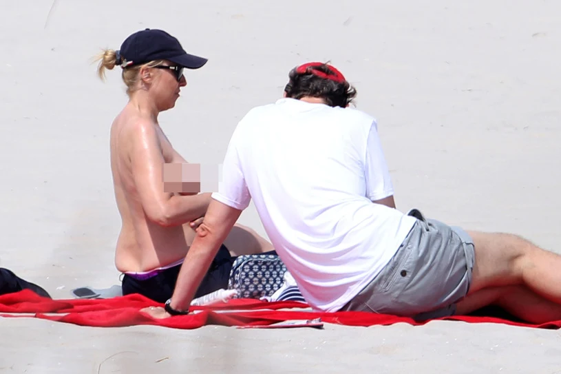 Młynarska z ukochanym wypoczywa na plaży Młynarska z ukochanym wypoczywa na plaży