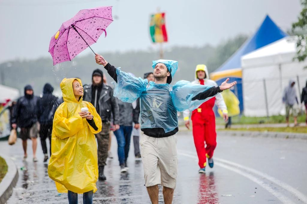 Deszcz niektórym woodstockowiczom nie przeszkadzał w zabawie