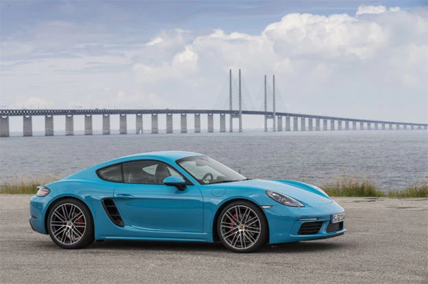 Porsche 718 Cayman na tle mostu łączącego Malmo z Kopenhagą