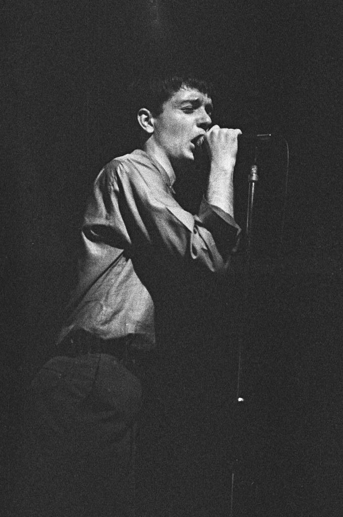 Ian Curtis podczas koncertu