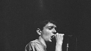 Ian Curtis podczas koncertu