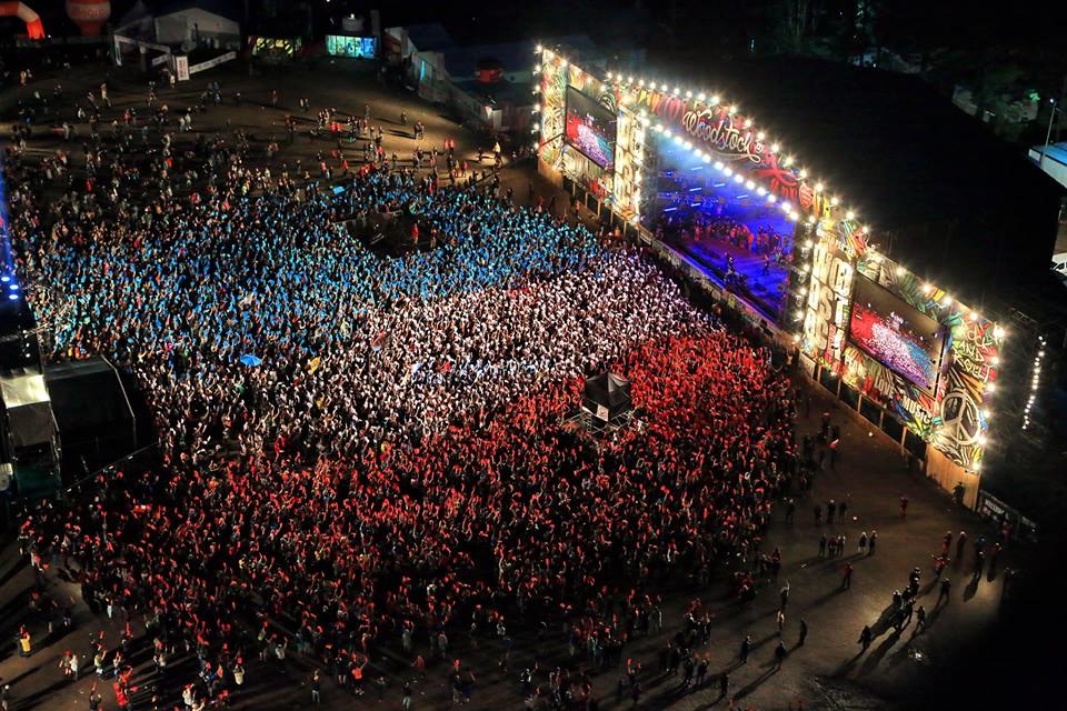 Trójkolorowa flaga na Przystanku Woodstock