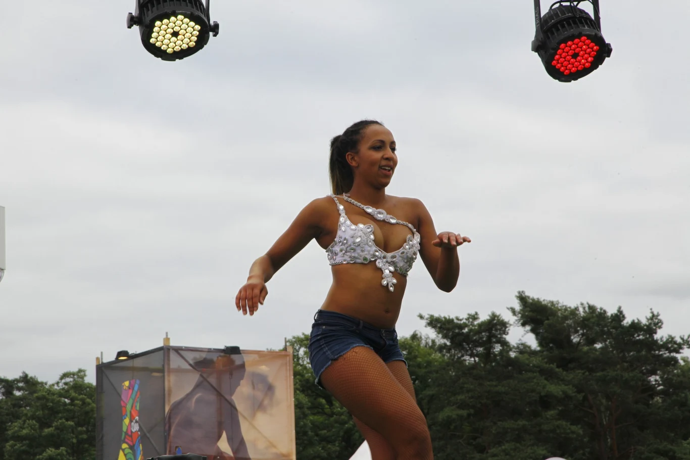 Kiepska pogoda na początku festiwalu nie przeszkodziła woodstockowiczom w świetnej zabawie. Tak się przegania chmury - tańcząc sambę!