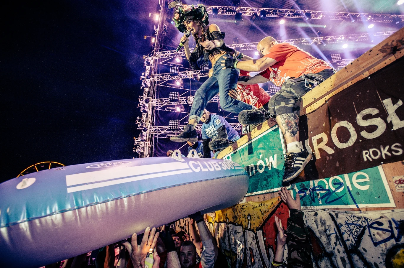 Skok Marceliny na ponton "pływający" na rękach uczestników.