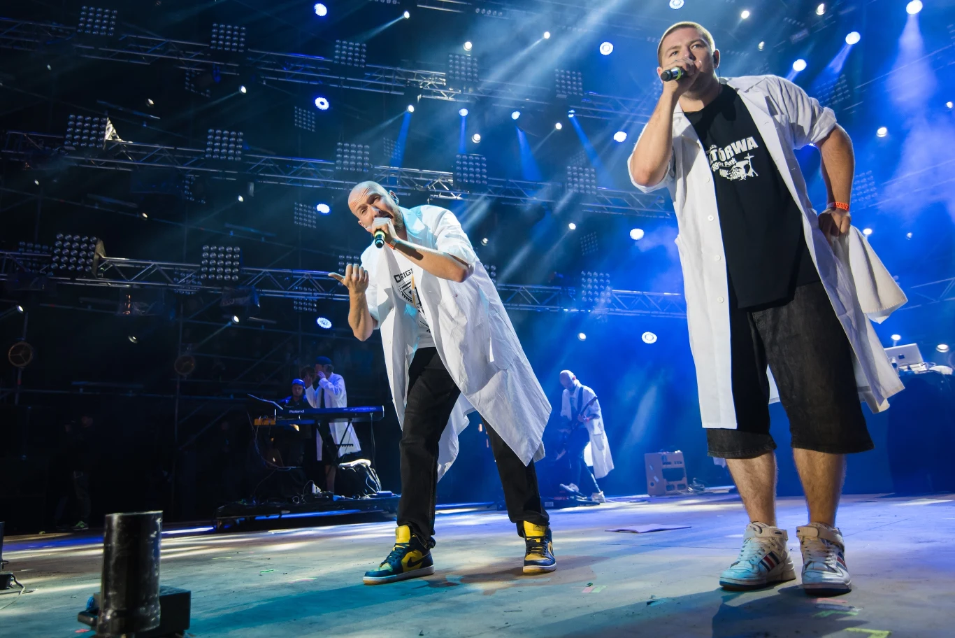 Muzycy rozpoczęli koncert w swoich "uniformach" - fartuchach, jak na członków Sanepidu przystało.