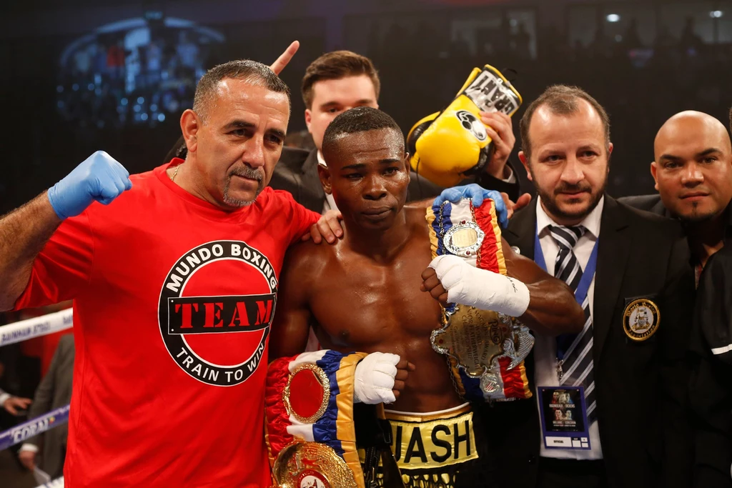 Guillermo Rigondeaux (w środku)
