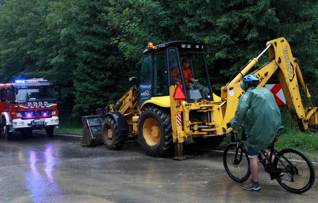 Zabezpiecznia trasy etapu TdP, która została podmyta przez deszcz