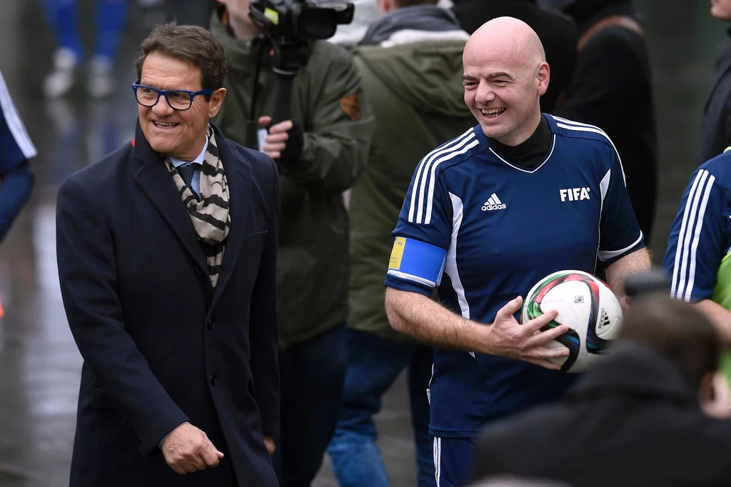 Fabio Capello (z lewej) podczas akcji charytatywnej zorganizowanej przez FIFA