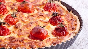 Taka tarta smakuje jak pizza. Polubią ją i dorośli, i dzieci 