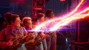 Melissa McCarthy, Kate McKinnon, Kristen Wiig i Leslie Jones w scenie z filmu "Ghostbusters. Pogromcy duchów"