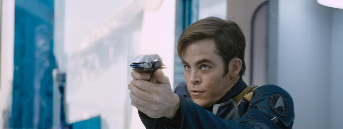 Chris Pine w scenie z filmu "Star Trek: W nieznane"