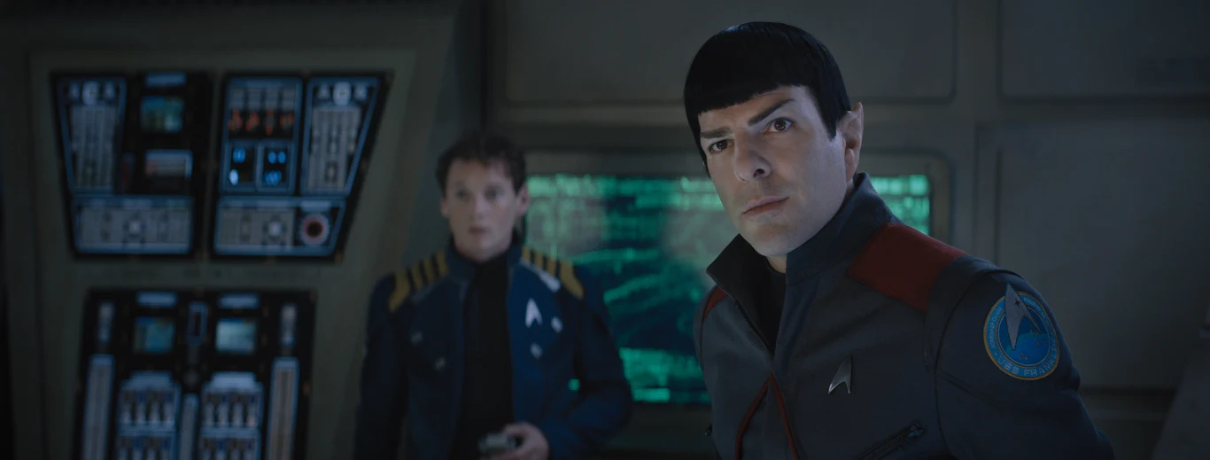 Anton Yelchin i Zachary Quinto w scenie z filmu "Star Trek: W nieznane"
