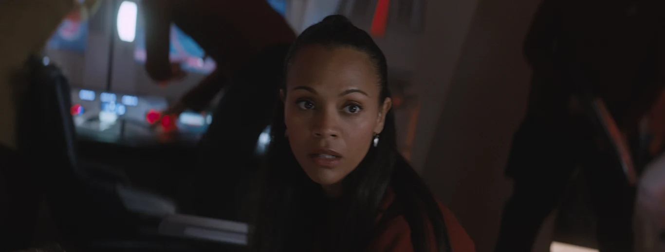 Zoe Saldana w scenie z filmu "Star Trek: W nieznane"