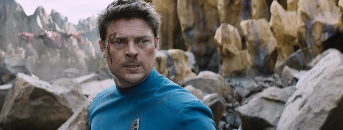 Karl Urban w scenie z filmu "Star Trek: W nieznane"