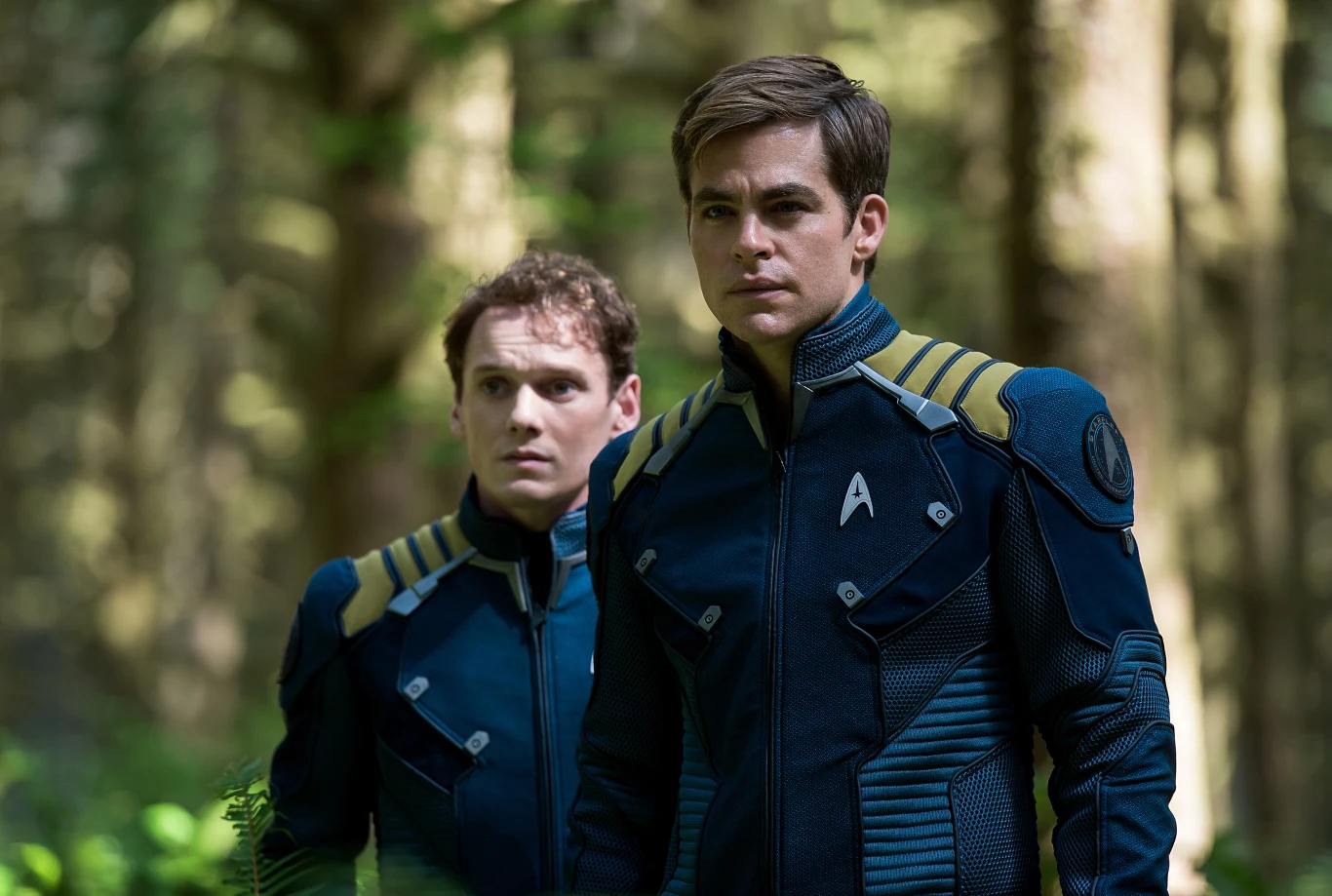 Anton Yelchin i Chris Pine w scenie z filmu "Star Trek: W nieznane"